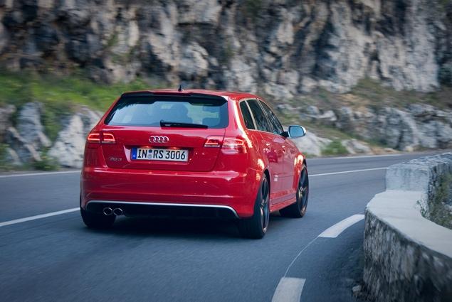 Руль на RS 3 - неожиданно естественный и информативный: сразу и не скажешь, что здесь используется электромеханический усилитель, а не старая-добрая гидравлика. Однако для закрученных горных дорог ему не хватает чувствительности: из-за высокого передаточного отношения рулевого механизма 16.2:1 (выше, например, чем у гражданского седана Audi A6) в 180-градусных шпильках баранку приходится перехватывать. Но данных о запасе сцепления передних шин на руле в избытке, а усилие на нем нарастает очень линейно.