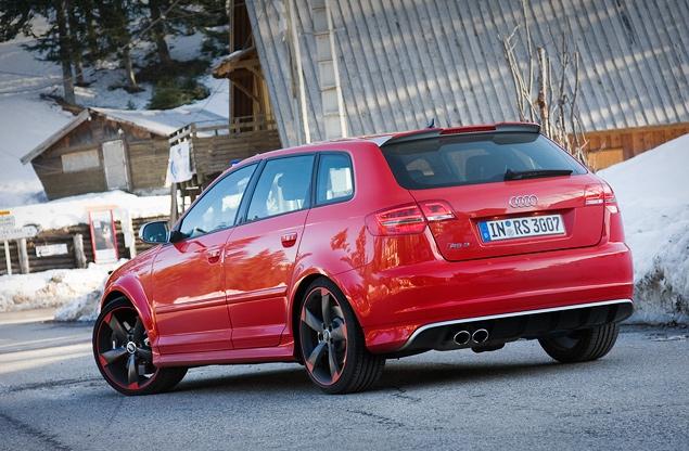 Российские цены на Audi RS 3 Sportback уже известны - стартовая комлпектация обойдется в 2 миллиона 235 тысяч рублей. За эти деньги покупатель уже "в базе" получит 19-дюймовые колесные диски, кожаную отделку салона, биксеноновые фары и климат-контроль. Стоимость опций - вроде "ковшей" и эксклюзивной отделки салона - пока не уточняется. "Живые" машины появятся в России к осени.