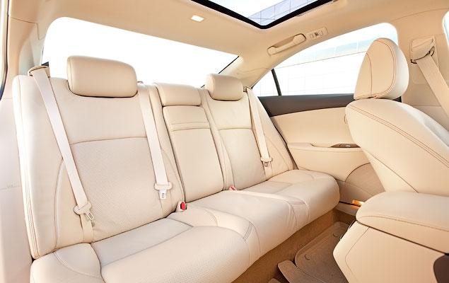 У Lexus ES 350 всего две комплектации - базовая Comfort и топовая Luxury. В первой в список стандартного оборудования входит люк над передними сиденьями, а во второй - стеклянная панорамная крыша. На фотографии модель с панорамным остеклением.