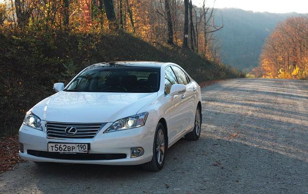 Lexus ES 350 неплохо укомплектован даже в базовой комплектации Comfort - двухзонный климат-контроль, передние сиденья с электроприводом, бесключевой доступ в машину и кнопка запуска двигателя. Однако при этом на японский седан ни за какие деньги нельзя установить доступные на конкурентах гаджеты, вроде системы ночного видения, системы поддержания дистанции, системы мониторинга мертвых зон или системы контроля за полосой движения.