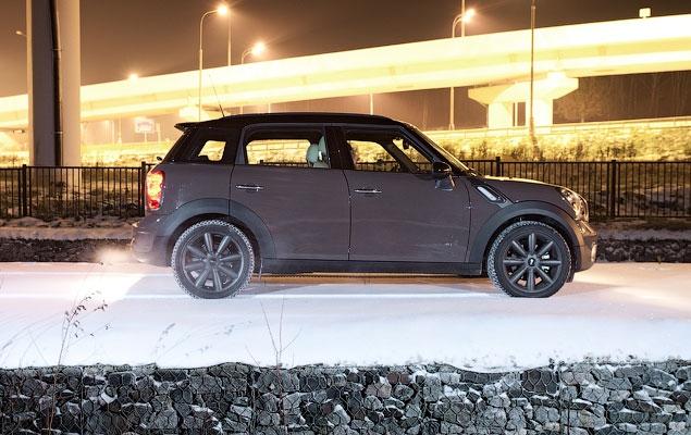 Новый Countryman теперь самый большой автомобиль в семействе MINI. Его длина составляет 4097 миллиметров, высота равна 1561 миллиметру, а ширина - 1789 миллиметрам. Для сравнения, трехдверный хэтчбек в длину - 3714 миллиметров, а "Клабмен" - 3937 миллиметров. В высоту кроссовер больше обычного "Мини" на 154 миллиметра, а четырехдверного - на 135 миллиметров.

Что касается клиренса, то вседорожник выше "трехдверки" всего на 18 миллиметров, и при этом его можно заказать со специальной, заниженной на 10 миллиметров подвеской.