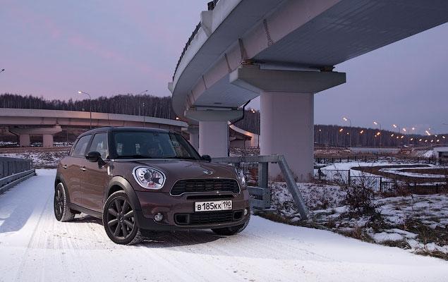 MINI Countryman, естественно, не обошелся без "зеленых" технологий концерна. Например, на все модификации без исключения устанавливается система рекуперации кинетической энергии при торможении, а все кроссоверы с механикой автоматически комплектуются системой "Стоп-старт". Кроме того, обновленный двигатель Cooper S не только стал мощнее на девять лошадиных сил, но еще и экономичнее на девять процентов.