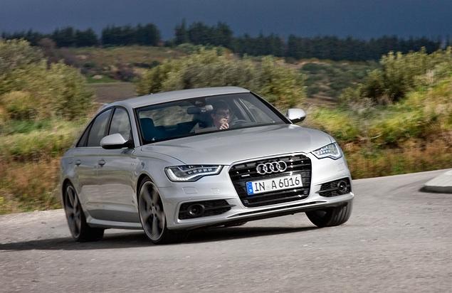 Жесткость кузова и шасси у новой шестерки выросла в среднем на 20 процентов. Плюс, у нее на 71 миллиметр выдвинута передняя ось, а мотор смещен чуть назад. В сочетании расширенной на 15 миллиметров передней колеей это должно уменьшить недостаточную поворачиваемость. В принципе, А6 действительно кажется более нейтральной в своих повадках, а для тех, кто пересядет на новый седан с предшественника, изменения наверняка будут еще более заметными.