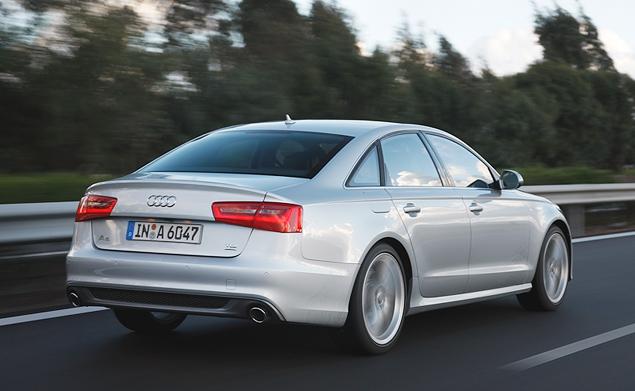 В обычном состоянии полноприводная трансмиссия на А6 делит тягу между передними и задними колесами в пропорции 40:60. Однако в зависимости от ситуации до 85 процентов крутящего момента можеть быть передано на заднюю ось, и до 70 процентов - на переднюю. Активный задний дифференциал по команде электроники способен "подкручивать" внешнее колесо, дополнительно ввинчивая автомобиль в поворот.