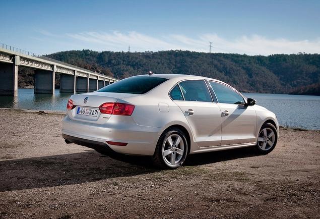 По сравнению с предшественником новая "Джетта" стала на девять сантиметров длиннее (колесная база выросла на 7,3 сантиметра), на два сантиметра шире по колее и при этом на шесть сантиметров ниже.  
Передний свес при этом уменьшился на три сантиметра, благодаря чему седан теперь выглядит чуть динамичнее, а задний — наоборот, увеличился аж на 20 сантиметров — для солидности. Объем багажника — 510 литров, на 17 литров меньше, чем раньше.