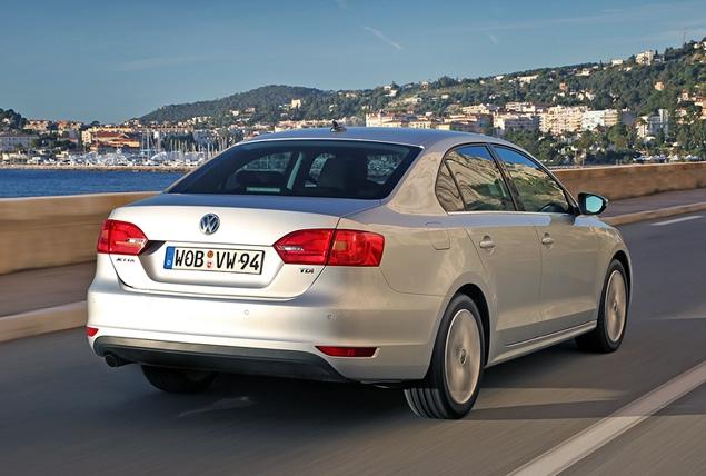 Несмотря на то, что шасси VW Golf считается едва ли не эталоном в своем классе по управляемости, соплатформенная "Джетта" едет по-другому. Она более устойчивая на неровной дороге, но при этом на идеально ровном автобане седан едва заметно плавает по полосе, заставляя совершать микроскопические подруливания. Та же проблема всплывает и на дуге — водителю не удается сразу выбрать нужный угол поворота руля, то "недоруливая", то "переруливая". Хотя не исключено, что к старту продаж настройки электромеханического усилителя изменятся.