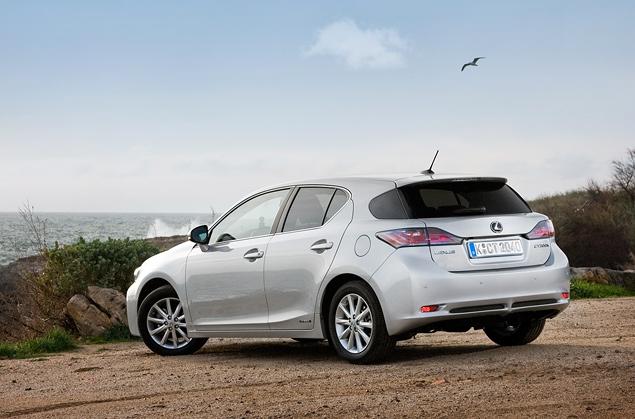 О заряженной версии CT 200h речь пока не идет. Максимум, на что могут рассчитывать покупатели гибрида - более голосистая выпускная система (доступна на рынке Японии) и, в неопределенном будущем, спортпакет F-Sport, который дебютировал в качестве прототипа на моторшоу в Сиднее.