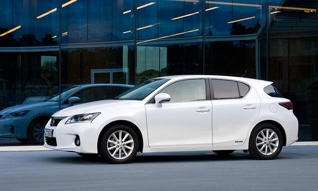 В России маленький "Лексус", помимо входного билета в премиум-сегмент, наверняка будет считаться еще модным гаджетом на колесах. Но говоря откровенно, среди российских покупателей CT 200h наверняка будут преобладать женщины, которые, выбирая из премиальных компактов, скорее всего предпочтут пока еще не примелькавшуюся модель из Японии.

Тем более что цены на новинку буду вполне конкурентоспособными: 1,244 миллиона рублей за базовую модификацию с аудиосистемой, сигнализацией и 16-дюймовыми колесами. За дополнительные 120 тысяч можно будет получить парктроники, датчик дождя, систему доступа в салон без ключа и кожаный салон. Топовая версия со светодиодными фарами, музыкой Mark Levinson и навигацией, камерой заднего вида и круиз-контролем обойдется в 1,696 миллиона рублей.