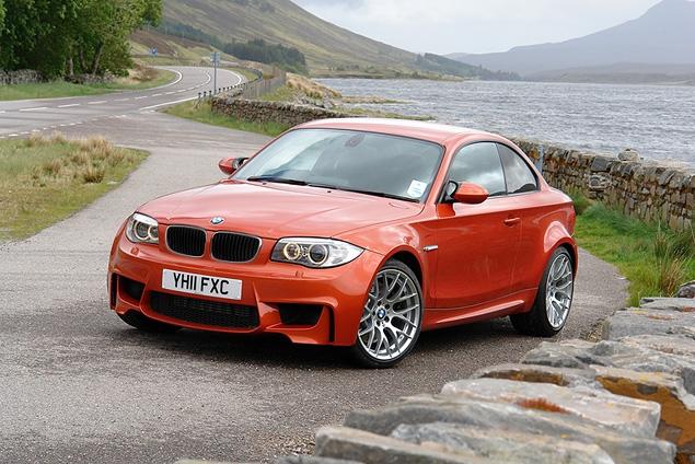 Дизайн 1 Series M Coupe не назовешь вызывающим. Он выдержан в довольно строгих М-традициях функциональности и спортивности. Кузов шире стандартного 1 Series Coupe на 55 миллиметров из-за расширенной колеи и колесных арок.