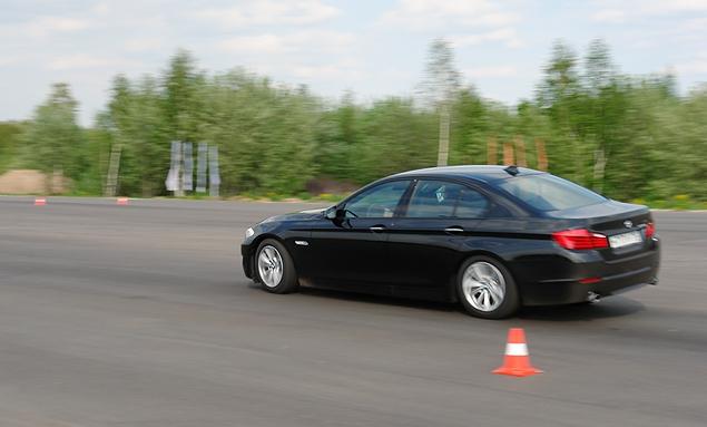 Шасси BMW с М-пакетом – достойный конкурент, с которым Audi A6 не побоялся сразиться. Но в чем-то "баварец" все же интереснее. Хотя и А6 очень хорош в режиме Dynamic мехатронного шасси.