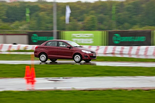 Chery Bonus предлагается в четырех комплектациях по цене от 344999 до 399999 рублей. В базовой версии автомобиль поставляется с двумя фронтальными подушками безопасности, кондиционером, передними ремнями безопасности с преднатяжителями, системой распределения тормозных усилий, стальными колесами размерности 185/60R15, информационным дисплеем, указывающим расход топлива, сигнализацией с иммобилайзером, креплениями ISOFIX, гидроусилителем руля, передними электростеклоподъемниками, центральным замком с ДУ, аудиоподготовкой с двумя динамиками и докаткой в багажнике. За дополнительные 15 тысяч рублей (цена составит 359999 рублей), автомобиль оснастят боковыми зеркалами с электрорегулировкой и подогревом, задними электрическими стеклоподъемниками, еще двумя динамиками в задних дверях и полноразмерной "запаской". Заплатив 379999 рублей, потребитель получит ко всему вышеперечисленному "продвинутые" подушки безопасности с двухступенчатой системой раскрытия, ABS, декоративные колпаки колес, подогрев передних сидений и MP3-аудиосистему с USB-портом. В максимальной комплектации за 399999 рублей появятся литые колесные диски и парктроник, а количество динамиков в салоне будет увеличено до шести.