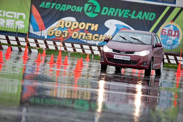 Заявленный дорожный просвет составляет 16,2 сантиметра, однако даже невооруженным глазом видно, что там и пятнадцати-то не будет. Коллеги из газеты "Авторевю" намеряли меньше 14 сантиметров - с таким клиренсом по проселку не то что не погоняешь, большой удачей будет, если вообще проползешь без последствий.