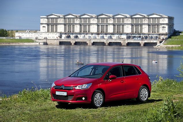 Гарантия на С4 теперь составляет три года или 100 тысяч километров пробега вместо двухлетней гарантии с неограниченным пробегом, которая действует на остальные модели Citroen. Если этого покажется мало, то за дополнительную плату к трем уже имеющимся годам гарантии можно добавить еще 12 месяцев или 60 тысяч километров.