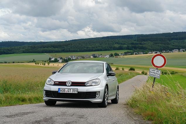 Снаружи юбилейный Golf GTI 35 проще всего узнать по скромным шильдикам «35» на передних крыльях и немного видоизмененному переднему бамперу с карбоновым сплиттером. Более внимательные ценители заметят опциональный би-ксенон с фарами бокового света и светодиоды спереди и сзади.