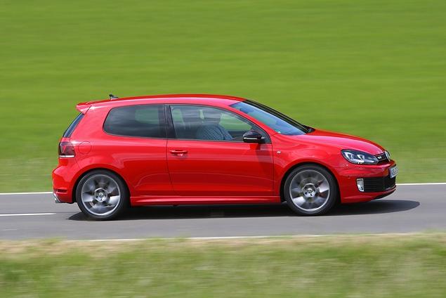 Модернизированный двигатель сделал юбилейный "хот-хэтч" еще универсальнее: полка момента в 300 Нм настолько широка, что «роботу» DSG не часто требуется утруждать себя усилиями по смене ступеней. Хотя и это упражнение дается ему с уже привычной легкостью и предсказуемостью.