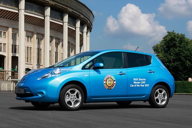 Leaf -- это пятидверный хэтчбек, построенный на полностью оригинальной платформе. Премьера электрокара состоялась в августе 2009 года, а серийное производство модели началось в октябре 2010-го. Силовая установка представляет собой трехфазный 80-киловаттный (приблизительно 109 лошадиных сил) синхронный электродвигатель с максимальным крутящим моментом в 280 Нм, смонтированный с преобразователем напряжения и редуктором на передней оси, а также 360-вольтовую литий-ионную батарею, которая состоит из 48 блоков и расположена под днищем автомобиля. Емкость аккумуляторов составляет 24 киловатт в час, а мощность -- 90 киловатт.