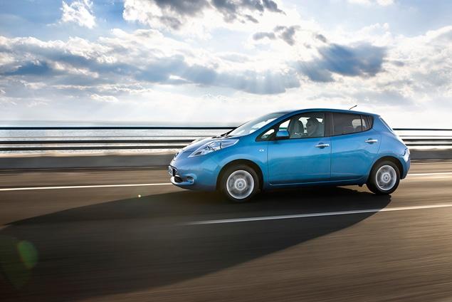 Без подзарядки машина может проехать до 175 километров, если мерить по европейскому ездовому циклу, либо 200 километров, если следовать японской методике измерений. Но указанные цифры достаточно условны, ведь запас хода зависит от погодных условий, рельефа местности, использования кондиционера, износа батареи и стиля вождения. В любом случае, зарядки будет хватать, в среднем, на один день - согласно статистике, 80 процентов европейских автомобилистов проезжают не больше 100 километров в сутки.