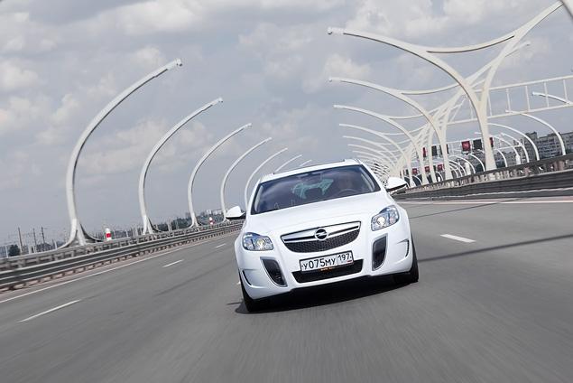 Opel Insignia OPC Unlimited – автомобиль, на котором приятно мчать по скоростным автобанам. Вот только в России негде будет сполна оценить его возможности.