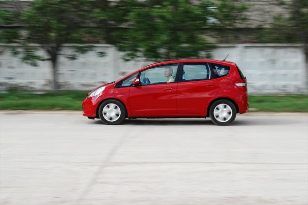 Jazz очень прост и понятен в своих реакциях. Вроде бы можно было и зажечь, но порыв вскоре гасят узенькие шины, не приветствующие езду даже с небольшими перегрузками.