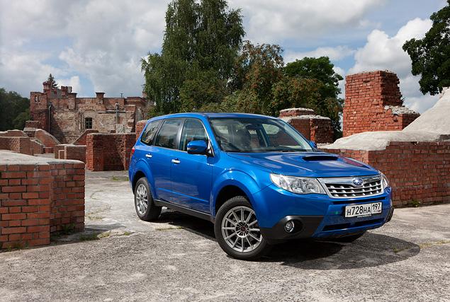 После рестайлинга Forester получил новую решетку радиатора, повторители указателей поворотов в зеркалах (кроме версии 2.0Х), 17‑дюймовые диски нового дизайна и пару новых цветов -- голубой Sky Blue Metallic и синий Marine Blue Pearl.