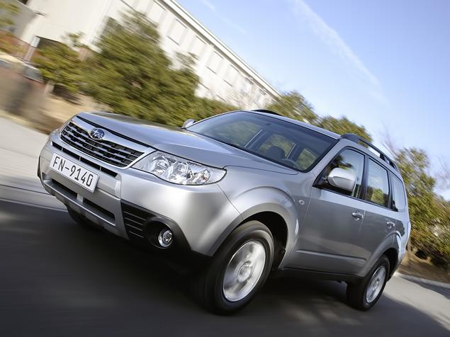 Для всех модификаций Subaru Forester, кроме S‑Edition, в качестве автоматической трансмиссии предлагается древний 4‑ступенчатый «автомат» -- главный враг динамики «лесника». На 263‑сильную версию ставят 5‑ступенчатую АКП от Subaru WRX STI, которая, надо сказать, звезд с неба тоже не хватает.