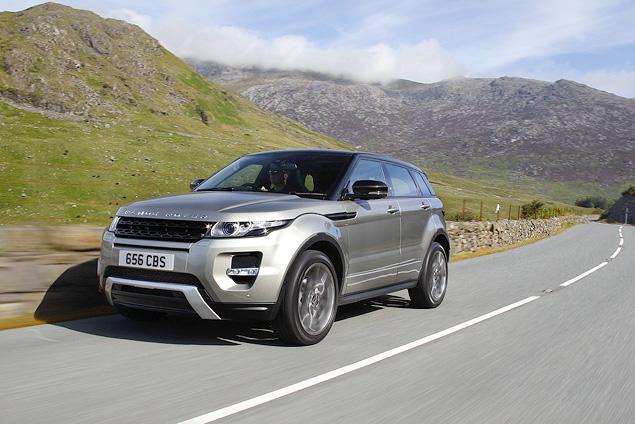 Evoque был весьма неплох на извилистых дорогах Уэльса. Уж точно лучше любого другого Land или Range Rover. А если задействовать «динамический» режим подвески на машине с бензиновым турбомотором, то появляется даже азарт. Но ингольштадтские и баварские шасси лучше подходят для активной езды. Evoque мог бы стать победителем по комфорту, если бы не стуки и громыхание неподрессоренных масс на неровностях.