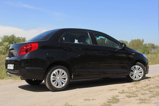 Chery Bonus -- типичный представитель сегмента low-cost. Цены на эту модель попадают в диапазон от 330 до 400 тысяч рублей.

Сейчас у дилеров на выбор имеется пять комплектаций автомобиля. Нам достался «Бонус» в исполнении Comfort за 379 999 рублей.