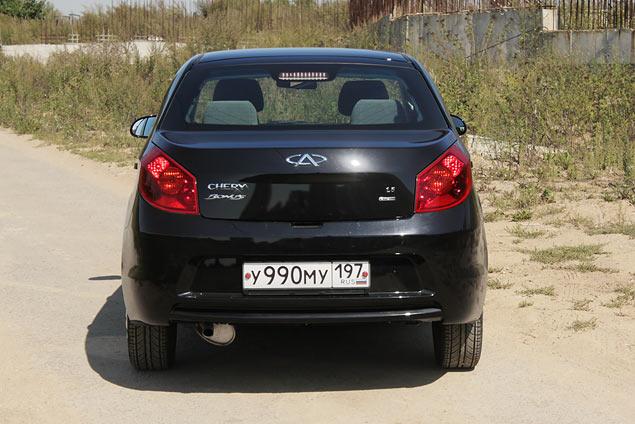 Стоит пару раз выехать на дорогу, как сразу становится ясно, кто попадает в целевую аудиторию Chery Bonus: мужички на «девятках-десятках» или стареньких иномарках с интересом поглядывают в сторону «китайца». Во дворе спального района рядом с «Бонусом» обязательно появится пара любопытных, которые с интересом расспросят, что за модель, сколько стоит и какие у меня от нее впечатления.