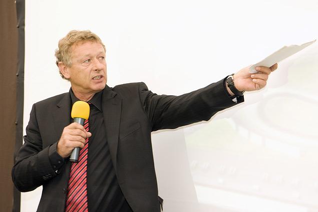 «Мы построили на Нюрбургринге несколько  
трибун, в том числе и трибуну Mercedes-Benz.  
Когда ее увидел Экклстоун, он спросил:  
"Кто это сделал?"»