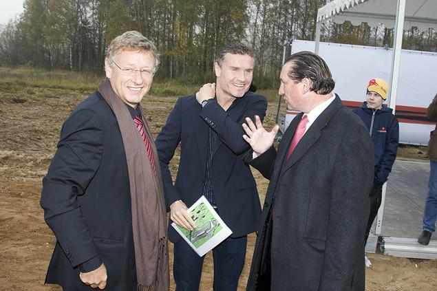 Герман Тильке вместе с Дэвидом Култхардом на церемонии закладки первого камня перед началом строительства подмосковной трассы Moscow Raceway беседуют с бывшим управляющим директором автодрома Хансом Гайстом.