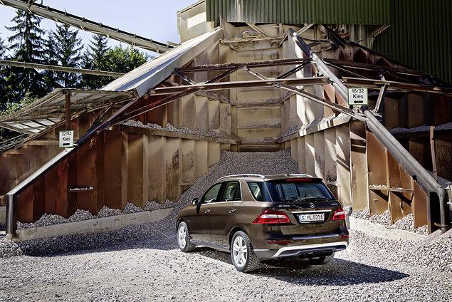 Выштамповки на задних крыльях ненавязчиво переходят в светодиодные фонари, визуально расширяя автомобиль. Отделка хромом должна подчеркнуть премиальность М-класса.