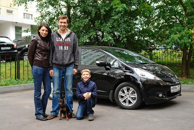Андрей, его жена Екатерина, сын Никита и верный пес Рэйс рядом со своим "Джазом". Выглядят довольными -- машина им нравится!