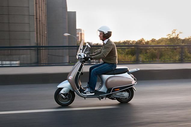 Правильный «весповод»: кроссовки Adidas, джинсы, мото-перчатки и фирменный шлем Vespa.