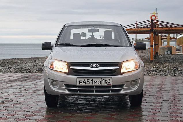 Визитная карточка нового дизайнерского стиля Lada -- это новая конструкция радиаторной решетки с массивным центральным молдингом, по которому "плывет" фирменная "Ладья". Этот образ «вазовцы» хотят воплотить во всех последующих разработках, в частности, на универсале Lada Largus, который появится в 2012 году.