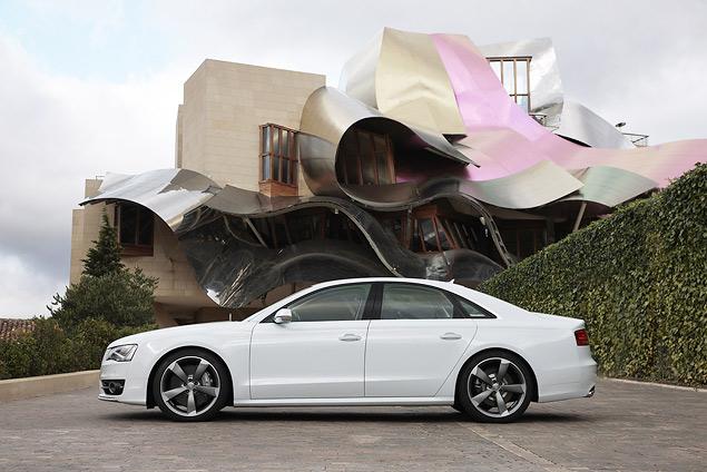 Российские цены на Audi S8 пока не объявлены, что и неудивительно: даже в Европе этот седан начнут продавать только летом следующего года. У нас -- еще позже. Цена в Германии -- от 111 900 €.