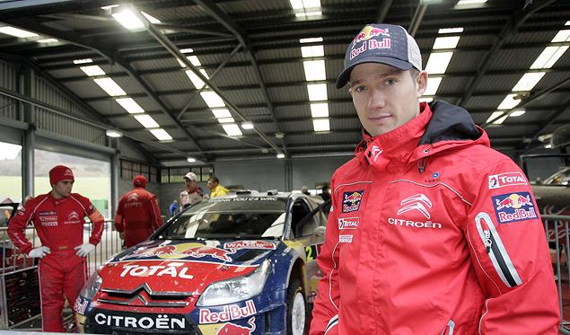 В минувшем сезоне Ожье перешел из расформированного молодежного коллектива Citroen Junior во "взрослую" Citroen Total WRT. В отличие от предыдущих напарников восьмикратного чемпиона, Себастьен тоже родом из Франции, а значит расположить к себе "команду Леба" Ожье было на порядок легче, чем иноземцам Дювалю и Сордо. В результате, еще на старте сезона 2011 года "Двойные шевроны" [объявили](https://motor.ru.net/news/2011/06/20/loeb/), что теперь в команде будет два первых пилота. Тезис получил подтверждение на Ралли Греции, когда Citroen позволил Ожье выиграть гонку в открытом противостоянии с Лебом. Но в этот момент идиллия закончилась.