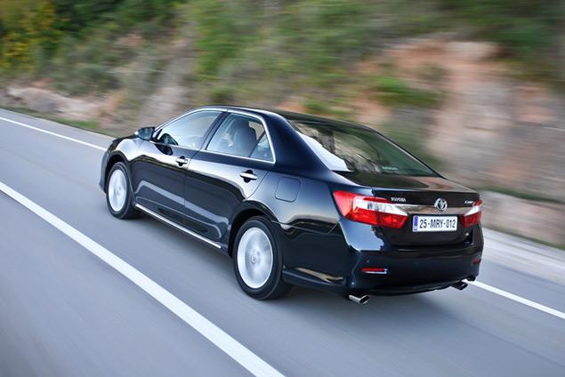 Рулевое управление и подвески настроены по-своему для каждого двигателя. Но разница невелика. У Camry 2.5 подвеска чуть более собранная, но рулевое управление не выдерживает критики: обратной связи нет в принципе. Camry 3.5 немного мягче, но руль чувствительнее. Совсем чуть-чуть.