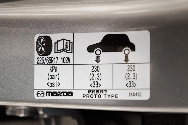 Обратите внимание на надпись «Prototype» на наклейке с рекомендованным давлением в шинах. Ничего удивительного, машины-то предсерийные.