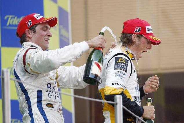 В 2009 году Роман Гросжан и Виталий Петров на протяжении половины сезона были напарниками по команде Barwa Addax в молодежной серии GP2. После шести совместных этапов француз выигрывал у партнера со счетом 45:41, но затем Романа позвали в Renault. Гросжан не смог отказаться от Формулы-1 и отдал Петрову практически завоеванное вице-чемпионское звание GP2. Спустя полтора года француз получил второй шанс, вернувшись в ту же самую гоночную серию. Со второй попытки Гросжан взял титул, получив возможность повторно "дебютировать" в Формуле-1.