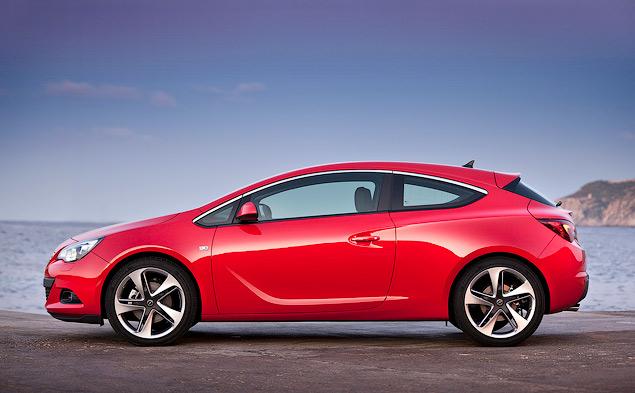 Дизайнеры Opel Astra GTC говорят, что образующими стали три основные линии: появившееся еще на Insignia «лезвие» на боковине, хитрая выштамповка, идущая от дверной ручки назад, к фонарям, и покатая, ниспадающая линия крыши.