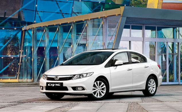 По прибытии в Сиде нам рассказали, как "Сивик" заботится о рассеянных водителях. В максимальной комплектации он оснащается кнопкой запуска двигателя и брелком, который можно забросить, например, в сумку, а ее -- в багажник. Но хитрый автомобиль не даст запереть ключи и сразу откроет крышку обратно. Это напомнило мне чемодан, самопроизвольно открывшийся после попытки стащить махровый халат из отеля.