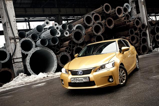 Я бы не сказал, что Lexus CT 200h выглядит авангардно, но все же его кузов имеет нехарактерные пропорции, особенно в задней части. В любом случае внешность Lexus получилась гораздо более привлекательной, чем облик «донора» Toyota Prius.