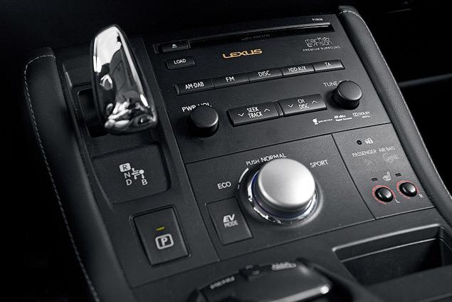 Все основные клавиши управления «музыкой», микроклиматом, а также рычажок «коробки передач», клавиша Parking и подогрев передних сидений логично расположены на центральной консоли.