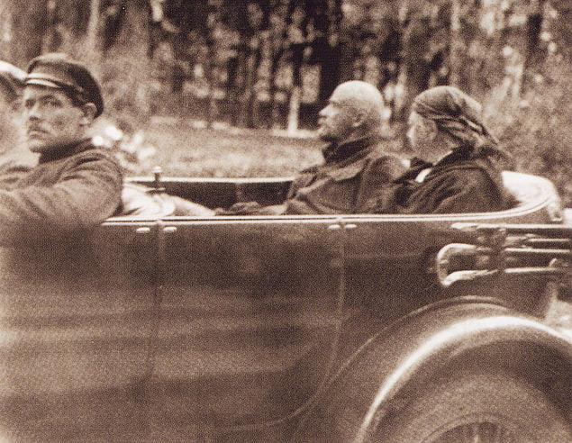 Владимир Ильич с супругой. Горки, 1923 год (Фото с сайта autobuy.ru)
