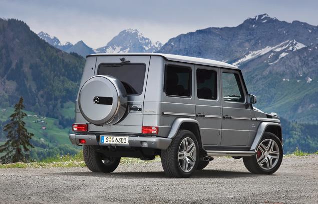 Двери на G-классе почти за семь миллионов рублей -- столько стоит G 63 AMG в России -- по-прежнему захлопываются с гулким звуком, боковые стекла в приспущенном состоянии заметно вибрируют на неровностях, водитель, как и раньше, сидит близко к двери и почти вертикально, с согнутыми ногами, а места для пассажиров на втором ряду – без запаса. Но разве стоит ждать другого от автомобиля, который без кардинальных переделок выпускается уже 33 года?