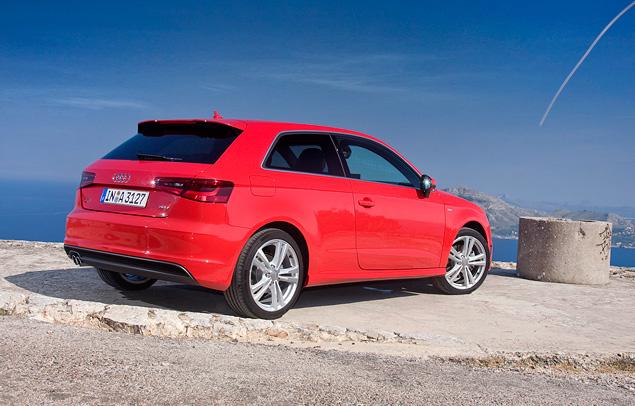 Унификация креплений силовых агрегатов позволила инженерам Audi наклонить все моторы на 12 градусов назад (раньше бензиновые моторы имели 10-градусный наклон вперед) и развернуть их вокруг своей оси на 180 градусов. В результате, переднюю ось удалось выдвинуть на 40 миллиметров вперед, а передний свес -- уменьшить на 50 миллиметров, улучшив распределение массы по осям.