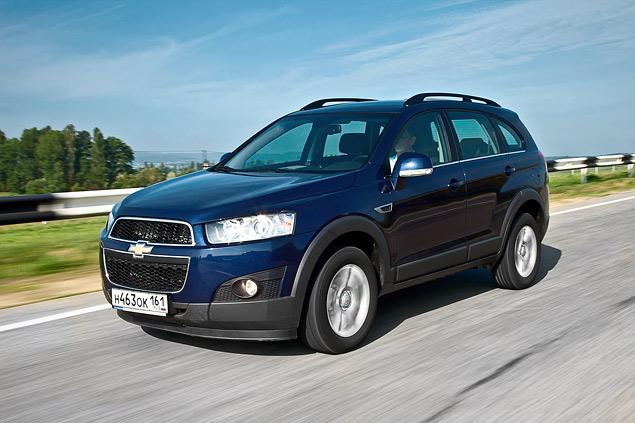 На асфальте Captiva лучше всего справляется с движением по прямой: и плавность хода хороша, и стабильность на шоссе выше всяких похвал. Но в виражах сказывается высокий центр масс и валкая подвеска. После пары крутых поворотов невольно снижаешь темп.