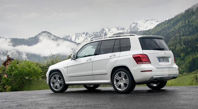 Обновленный GLK теперь оснащается электромеханическим усилителем руля – как и соплатформенный [Mercedes-Benz C-Class](https://motor.ru.net/articles/2011/05/10/newclass/). Такая конструкция чуть лучше экономит топливо, подсказывает водителю куда крутить руль в случае начала скольжения и самостоятельно – микроповоротами колес – корректирует траекторию во время движения или торможения на нестабильных покрытиях.