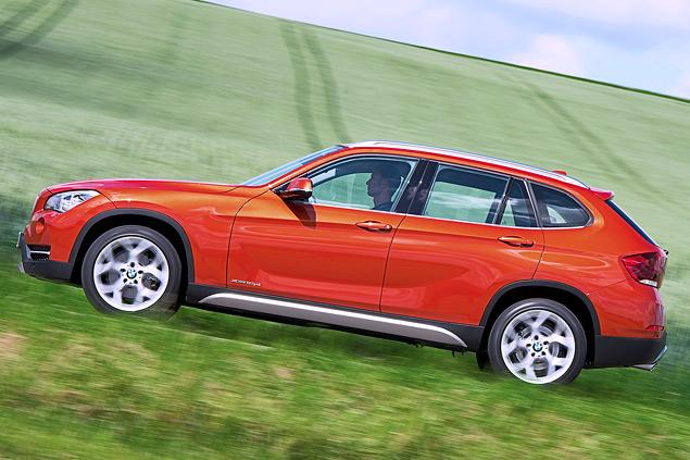 Жаль, что мощный и моментный мотор 25d не обладает красивым «голосом», а лишь скромно урчит на низах, недовольно и неприятно огрызаясь, когда водитель гонит стрелку тахометра вверх по шкале.