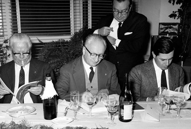 За столом слева направо: Батиста Фарина, Энцо Феррари, Серджио Фарина